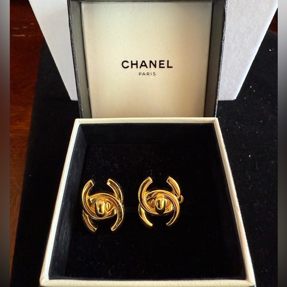 CHANEL Jewelry - Vintage Classic Chanel CC turnlock Earrings! Clip-on*Beautiful Shiny*24K Plated